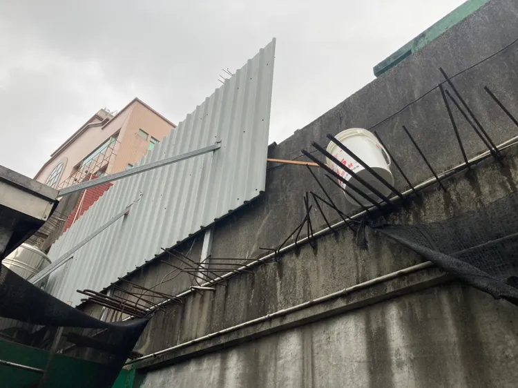 警方在頂樓發現油漆桶。翻攝畫面