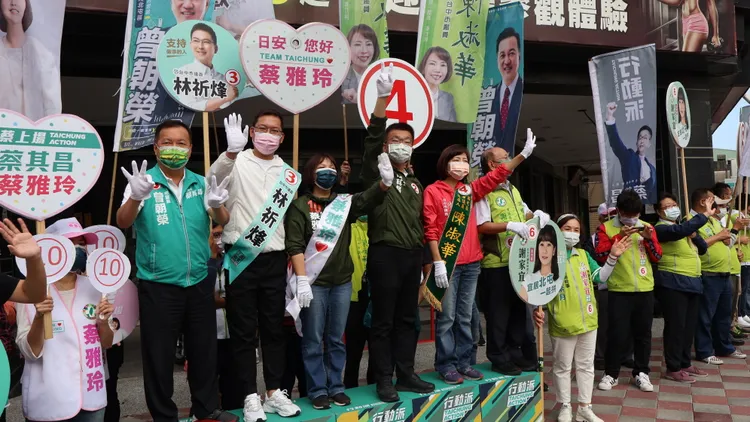 蔡其昌說，站路口拜票是為了展現候選人的熱情與決心。鮮明攝