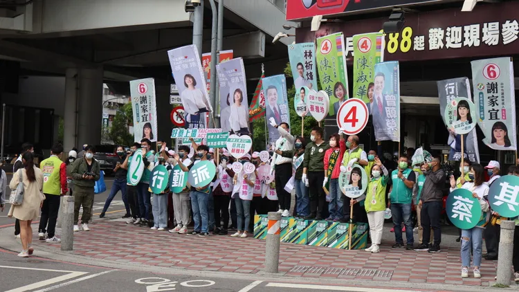 蔡其昌與多位市議員候選人在台中市文心路、中清路口拜票。鮮明攝