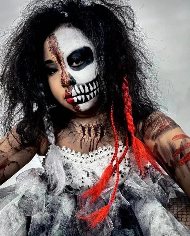 高雄本周六將在新崛江商圈舉辦萬聖節變裝活動，已有商家在為家中小孩模擬造型。翻攝自Joyce Yeh臉書