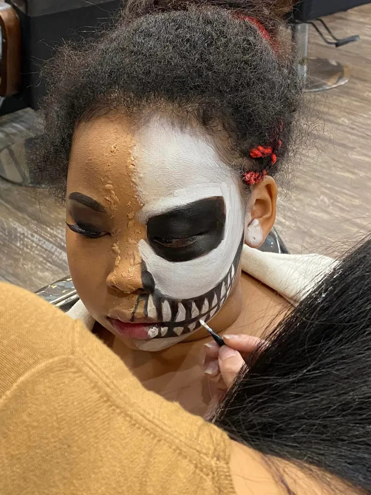 高雄本周六將在新崛江商圈舉辦萬聖節變裝活動，已有商家在為家中小孩模擬造型。翻攝自Joyce Yeh臉書