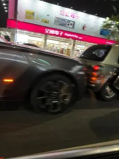 勞斯萊斯追撞前方停等紅燈的MARCH。翻攝自高雄大小事