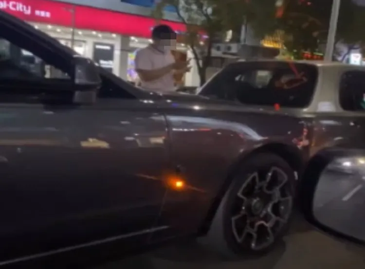 勞斯萊斯追撞前方停等紅燈的MARCH，幸未造成人員傷亡。讀者提供