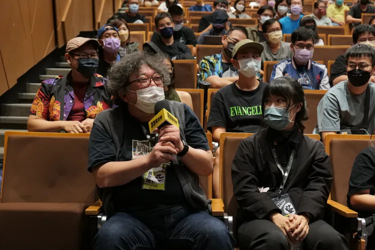 導演樋口真嗣在荒牧伸志的講座上提問。高雄電影節提供