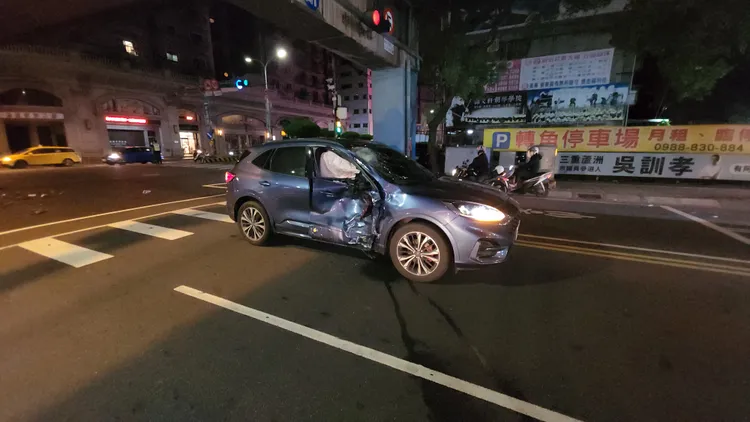 左轉的休旅車右側凹陷。黃仲瑜攝