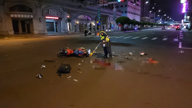 打檔車撞擊後倒在現場，騎士的血液流滿地。黃仲瑜攝