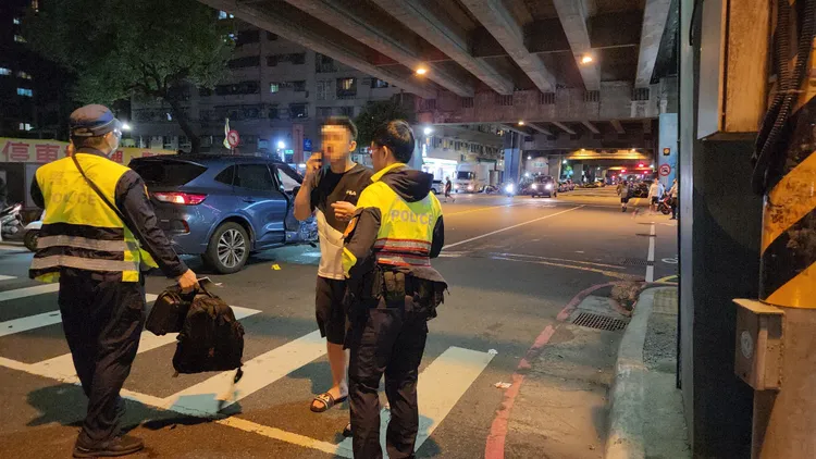 休旅車陳姓駕駛頭部有些微擦傷。黃仲瑜攝