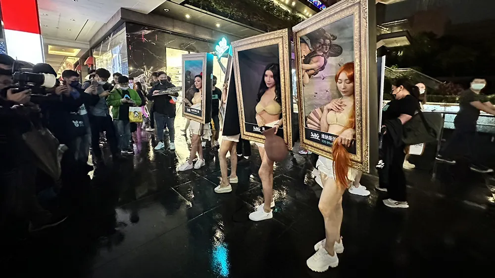女優們的「美乳名畫」吸引許多人拍照。讀者提供