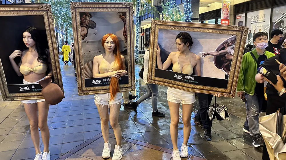 女優們以名畫打扮參加萬聖節活動。讀者提供