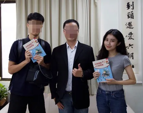 陳皓寧（右一），亮麗外型清新可人。翻攝自論壇PTT