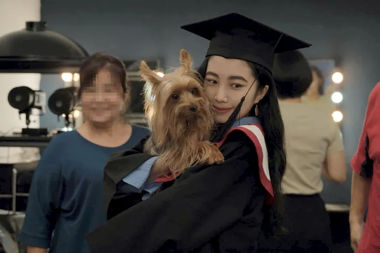 陳皓寧相當愛狗，拍攝學士照特地與愛犬一同入鏡。翻攝自陳皓寧臉書