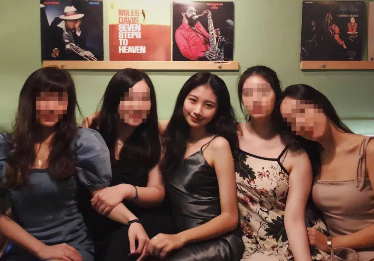 陳皓寧（中）與姊妹淘開心聚會，展現女人味。翻攝自陳皓寧臉書