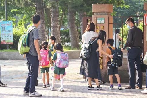 居隔走入歷史!確診同住者全面0+7 師生沒打疫苗也得返校