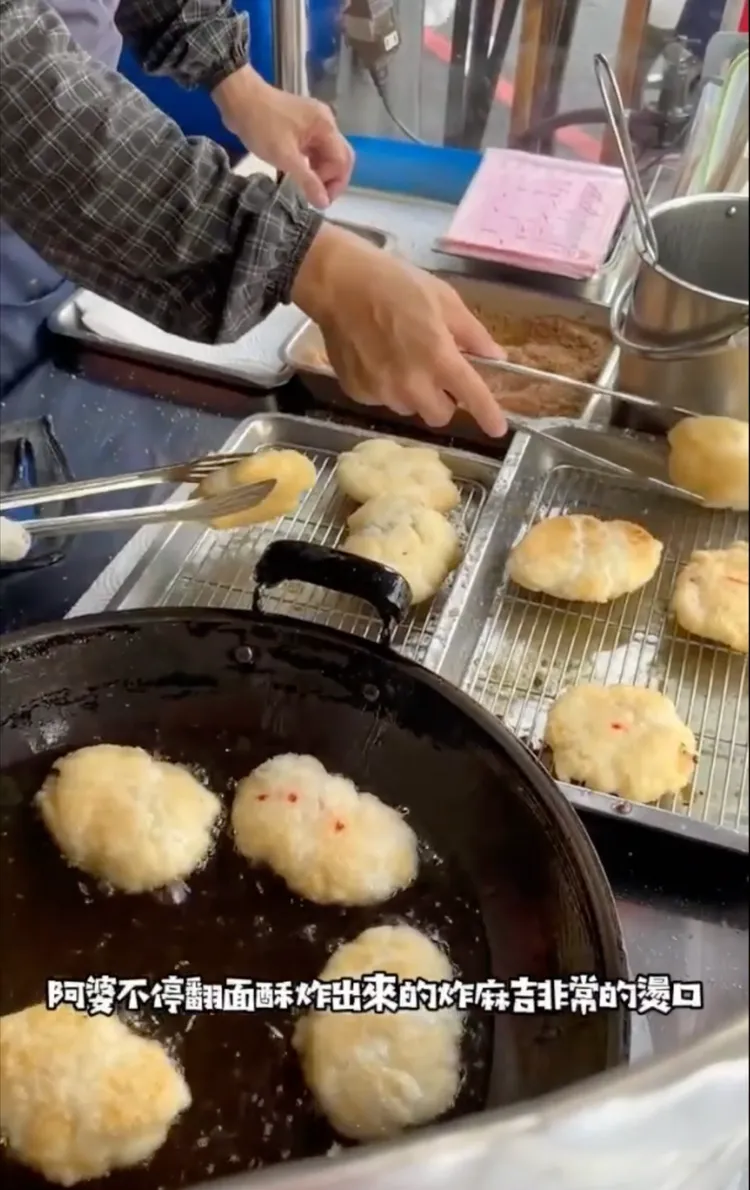 阿婆快手炸麻糬沒停過。