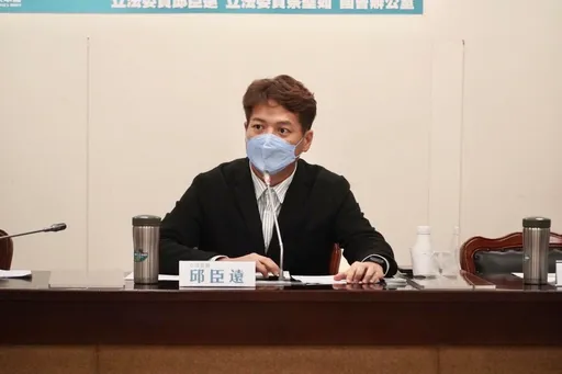 高端認了!二期試驗委託「中資」 邱臣遠列5聲明嗆「不該兩套標準」