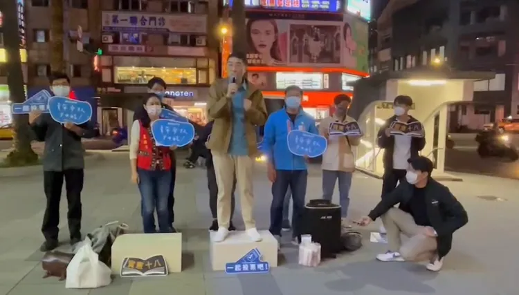 謝國樑在街頭宣講18歲公民權。謝國樑提供