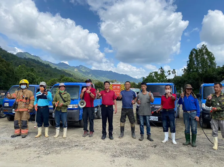 居民把噴藥車當作消防車，組成自救隊。消防局提供