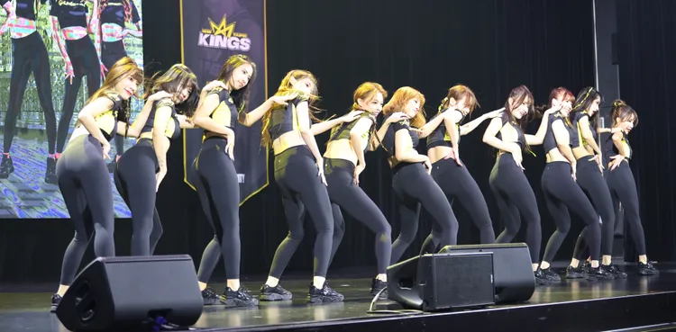 QUEENS個個都能載歌載舞。黎建忠攝