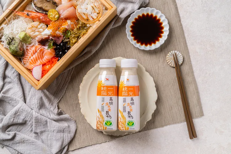 營養師Angela表示，吃大餐其實不用太焦慮，可以靠飲用高纖燕麥穀奶、攝取蔬菜、黃豆等來控制膽固醇。業者提供