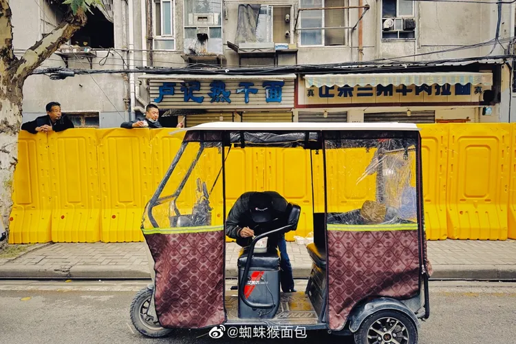 網友貼出漢陽區小區被封畫面。翻攝微博