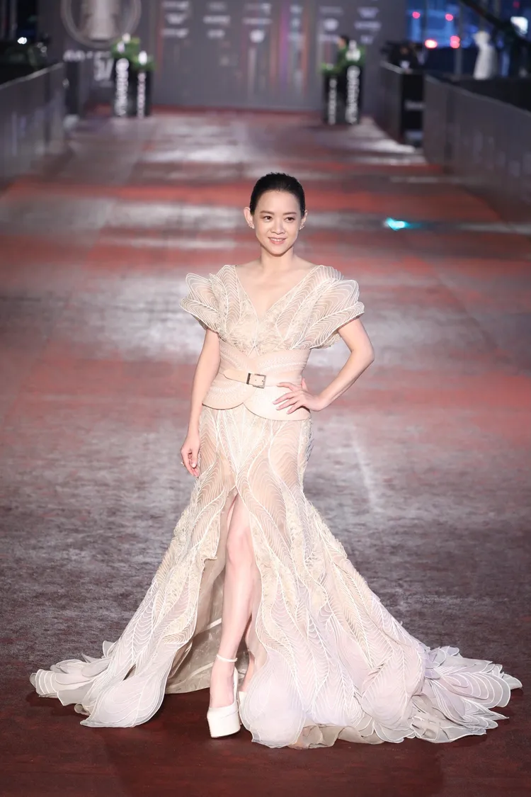 曾寶儀選穿Iris Van Herpen禮服，搭配BOURCHEORN珠寶。攝影中心攝