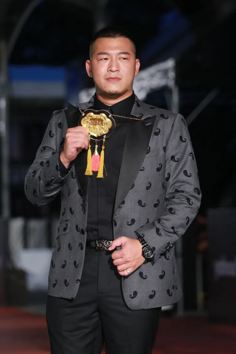 草爺掛金牌上陣。攝影中心攝