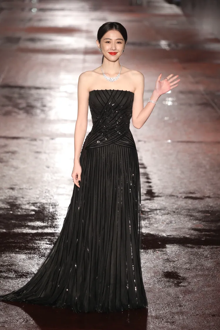 邵雨薇穿Ralph Lauren訂製服搭配BVLGARI珠寶，全身行頭逾千萬元。攝影中心攝