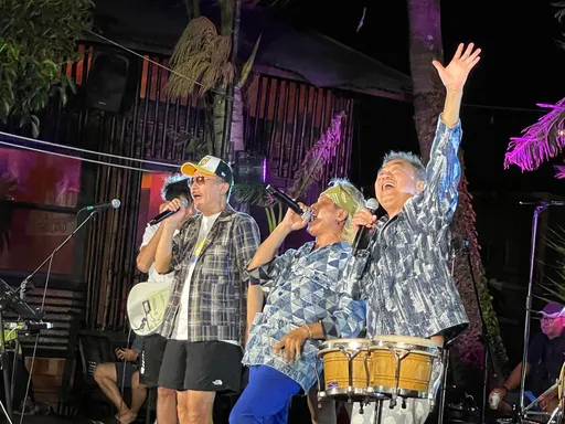 陳昇告白「最愛是夫人」歡度64歲生日 墾丁泳池開唱直接跳下水