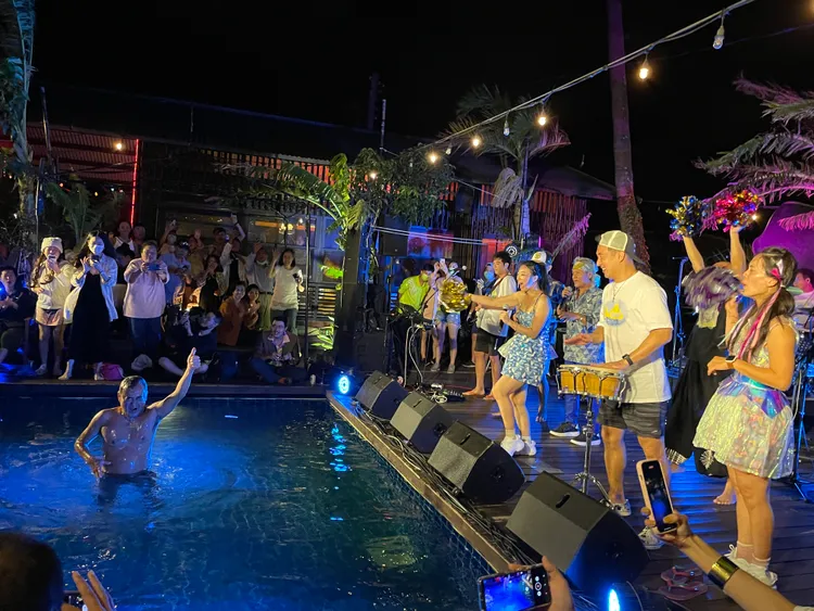 陳昇嗨到跳進泳池裡。新樂園製作提供