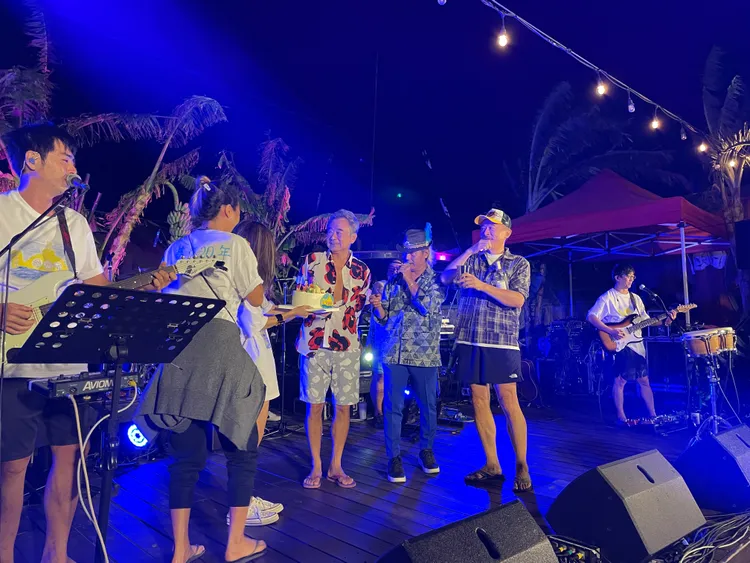 陳昇（中）慶生玩得很瘋。新樂園製作提供