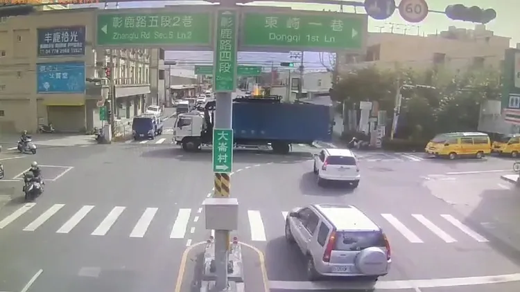 路口監視器拍下無人駕駛的大貨車緩緩滑上馬路。民眾提供