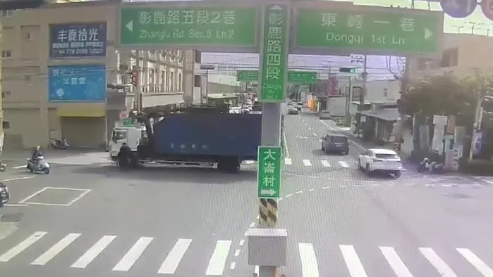 來車見大貨車滑上馬路，全都自動閃避，未釀事故。民眾提供