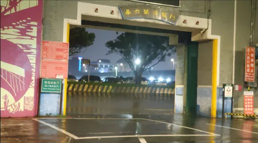 奈格發威豪雨轟炸！北市水門晚上8時「只出不進」 　車子盡快駛離