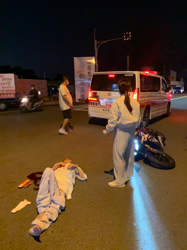 陳姓老翁被機車衝撞後，浴血倒臥不起，送醫傷重不治。民眾提供