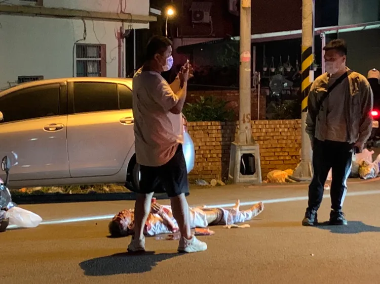 事故發生後，附近民眾靠近關心。民眾提供