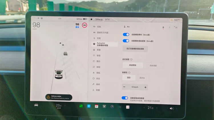 選配FSD的車輛可從中控螢幕上的「自動輔助導航駕駛」功能看出。翁玉信攝