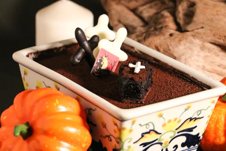 布朗尼蛋糕烤成西式棺材造型，以白巧克力裝飾白色十字架成功吸睛。理想大地提供