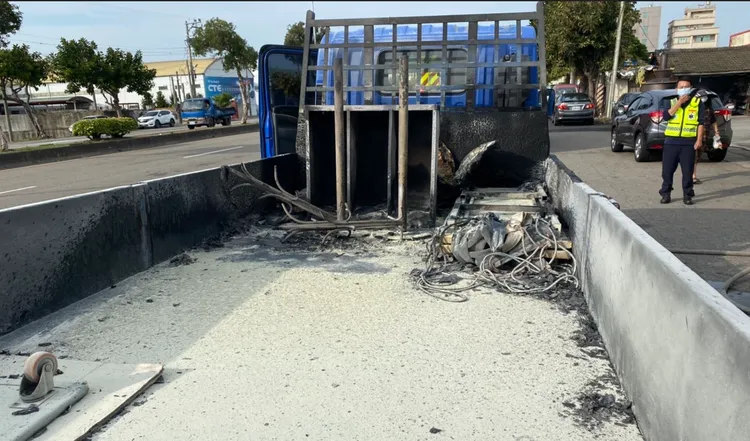 駕駛發現後車斗起火，立即已滅火器自行撲滅。讀者提供