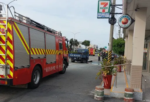 小貨車行駛中後車斗突竄火苗　駕駛下車滅火！4消防車馳援搶救