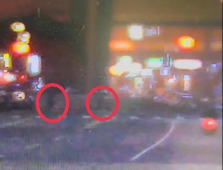 賴男持刀追砍吳男，一度追殺到大馬路上。讀者提供