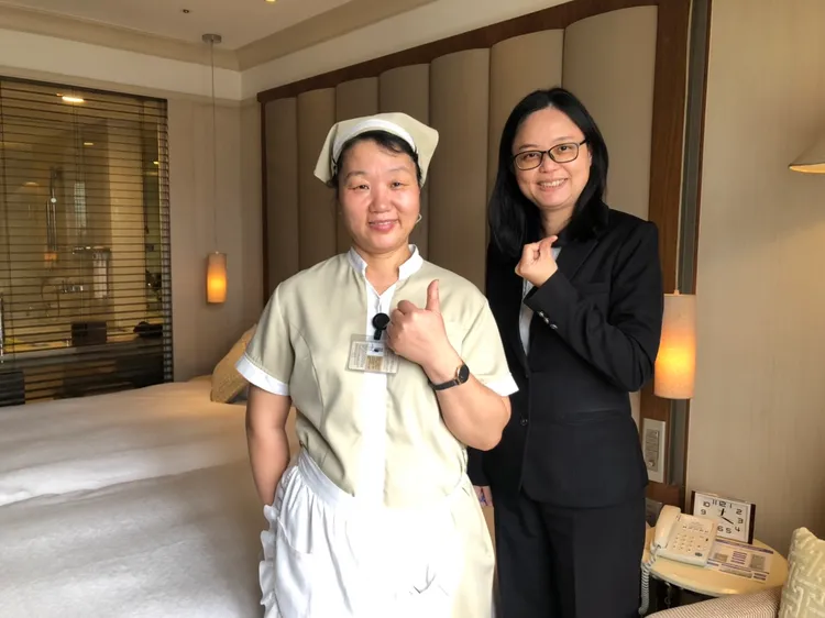 主管凃思伃（右）誇獎孫海燕（左）工作很有品質。