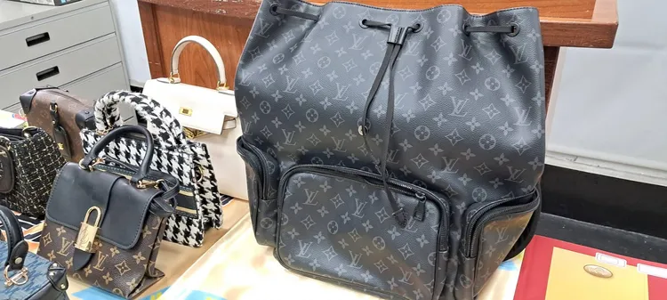 警方指出，此次查獲的名牌包中，以這個市價10萬元的LV提包最為昂貴。讀者提供