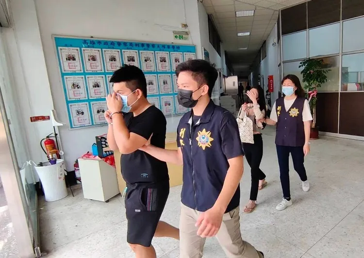 詐騙集團成員落網後羞於見人，用雙手遮住臉部。讀者提供