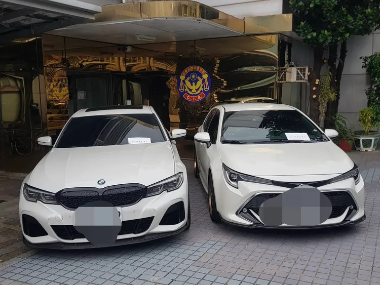 警方在現場查扣的寶馬轎車、豐田轎車。讀者提供