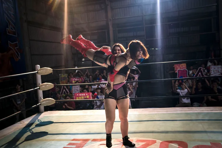 夏于喬（前）慘被拋摔。滿滿額娛樂提供