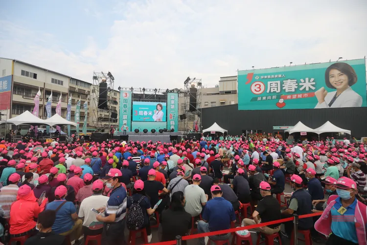 競選總部會場湧進上萬民眾。羅琦文攝