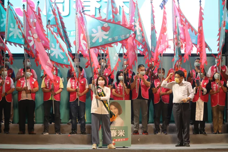 屏東縣長潘孟安授戰旗給周春米，周春米揮舞旗幟。羅琦文攝