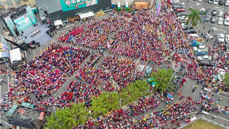 競選總部廣場坐滿支持者，還有民眾坐到馬路上。周春米競選總部提供