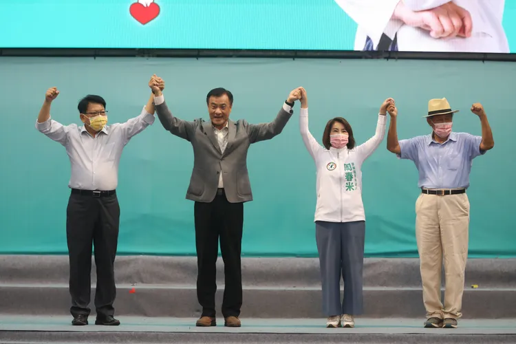 屏東縣連續3任縣長蘇嘉全（左二）、曹啟鴻（右一）、潘孟安（左一）為周春米（右二）站台，象徵一棒接一棒。羅琦文攝