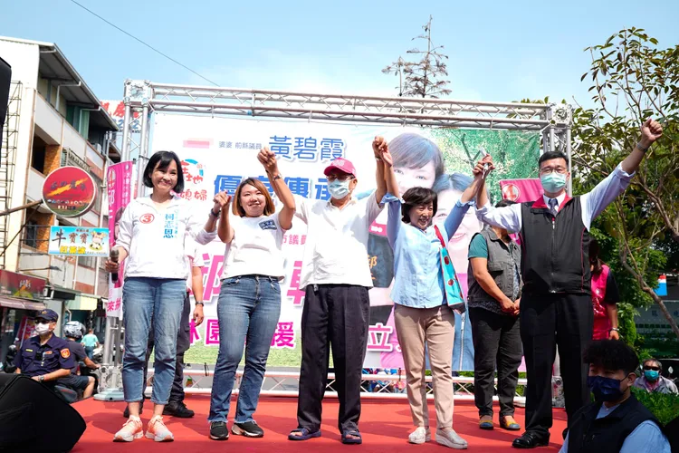 柯志恩與高市議員邱于軒林園區後援會今日成立。柯志恩競辦提供